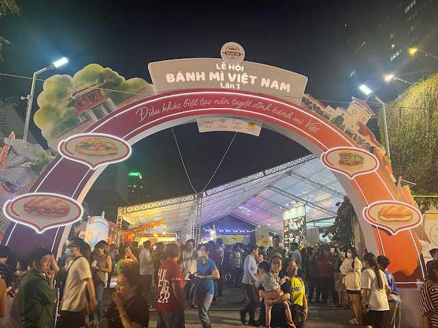 Lễ hội bánh mì Việt Nam lần thứ nhất - cổng chính tại Nhà văn hoá Thanh Niên